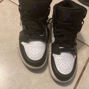 Jordan 1’S Mids  Used not in best and not in bad condition  Can clean them